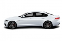 2017年型ジャガーXFのラインアップは、2種のガソリンエンジン(240ps/340Nm、340ps/450Nm)搭載モデル計5機種、インジニウムディーゼル・エンジン(180ps/430Nm)搭載モデル2機種の計7機種。価格は604.0万円~1027.0万円
