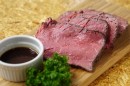 欧州バル「C by favy」は、8月15日〜8月30日に21時以降の入店限定で「ローストビーフ食べ放題」を500円で提供する。