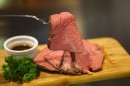 欧州バル「C by favy」は、8月15日〜8月30日に21時以降の入店限定で「ローストビーフ食べ放題」を500円で提供する。