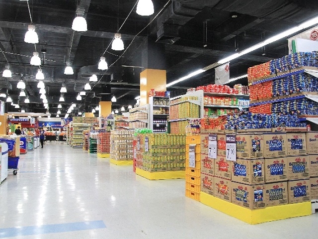 日用品を最も買いに行く店では「スーパー」が44.4%で1位、「ドラッグストア」が39.0%で2位、「ホームセンター」が8.0%で3位となった。また、日用品を購入する際の決め手では「値段が他商品に比べて安いから」が52.2%で1位、「特売していたから」が38.6%で2位となり、特売やセールが購買行動に大きく影響を与えていることがわかった。 日用品を最も買いに行く店では「スーパー」が44.4%で1位、「ドラッグストア」が39.0%で2位、「ホームセンター」が8.0%で3位となった。また、日用品を購入する際の決め手では「値段が他商品に比べて安いから」が52.2%で1位、「特売していたから」が38.6%で2位となり、特売やセールが購買行動に大きく影響を与えていることがわかった。