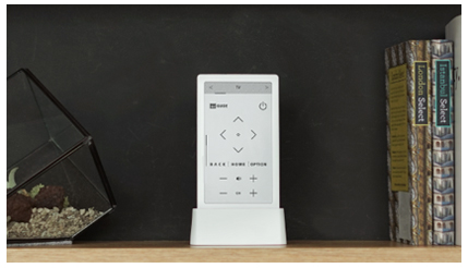「HUIS BLUETOOTHR CRADLE」にリモコン「HUIS REMOTE CONTROLLER」をセットしたイメージ（写真：ソニー発表資料より）