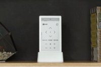 「HUIS BLUETOOTHR CRADLE」にリモコン「HUIS REMOTE CONTROLLER」をセットしたイメージ（写真：ソニー発表資料より）