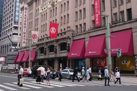 7月の全国百貨店売上高は前年同月比で0.1％減と5カ月連続のマイナスだったものの、同マイナス3.5％だった6月よりは改善を見せた。写真は、東京都中央区日本橋の高島屋。