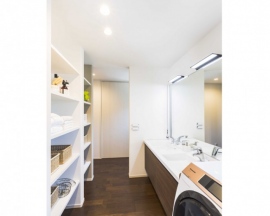 児童のいる世帯における母の仕事の有無をみると、「仕事あり」は平均で68.1%に上り、12歳以上の子を持つ家庭では、共働き家庭が実に80%以上になることが分かった