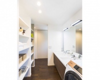 児童のいる世帯における母の仕事の有無をみると、「仕事あり」は平均で68.1%に上り、12歳以上の子を持つ家庭では、共働き家庭が実に80%以上になることが分かった