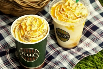 タリーズコーヒージャパンが9月2日に発売する秋のドリンク「スイートパンプキンラテ」と「スイートパンプキンスワークル」。