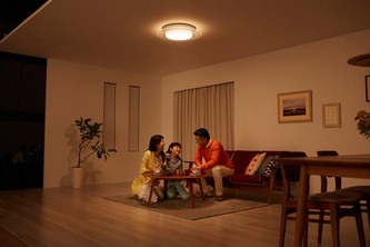 パナソニックは、多彩な配光切り替え機能を実現したという「 LEDシーリングライト パネルシリーズ AIR PANEL LED」を10月21日に発売する。（写真提供：パナソニック）