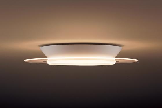 パナソニックは、多彩な配光切り替え機能を実現したという「 LEDシーリングライト パネルシリーズ AIR PANEL LED」を10月21日に発売する。（写真提供：パナソニック）