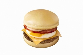 日本マクドナルドが8月31日から期間限定で販売する「満月チーズ月見」。