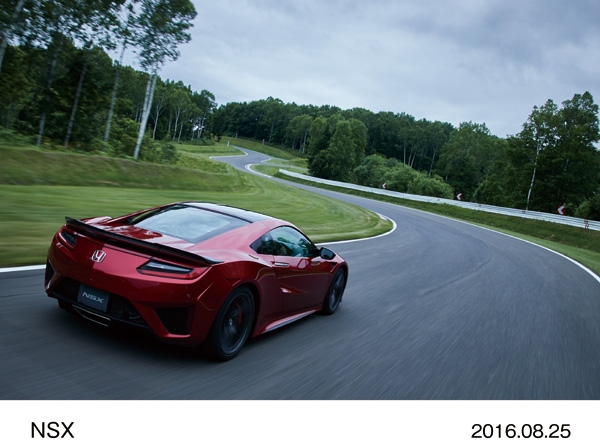 ホンダが26年ぶりにフルモデルチェンジして発売するスーパースポーツモデル「NSX(エヌエスエックス)」（写真提供：ホンダ）