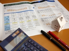 家は一生に一度の買い物。多くの場合、何十年もの住宅ローンを組んで購入する 家は一生に一度の買い物。多くの場合、何十年もの住宅ローンを組んで購入する