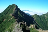 長野県は非接触型ICカードシステムを使った登山安否確認システムを導入した。同システムでは登山届けに重点を置き、電子化によりオンラインでの登録も可能にした。また登山者は、登山計画の中間点に到達したことをカードをかざすことで家族に共有できる。