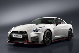日産自動車は、高性能スポーツカー「GT-R」にファクトリーチューンを施した「GT-R NISMO」17年モデルを発売した。（写真：同社発表資料より）