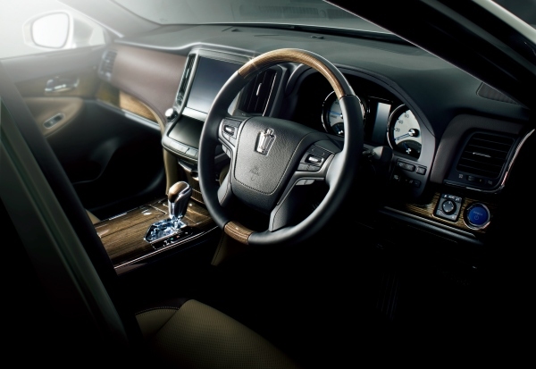 クラウンの特別仕様車「マジェスタ  “Fバージョン・J-FRONTIER”」（内装色スモーキーブラウン、オプション装着車、写真提供：トヨタ自動車）