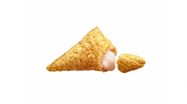 日本マクドナルドは、和歌山県産の桃「白鳳」を使ったパイメニュー「三角ももクリームパイ」を9月7日から期間限定で販売する。（写真：同社発表資料より）