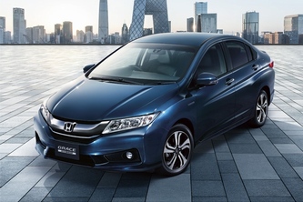 ホンダが2日に発売する、コンパクトセダン「GRACE(グレイス)HYBRID EX」の特別仕様車「STYLE EDITION」（ボディーカラー：ミッドナイトブルービーム・メタリック、写真提供：ホンダ）