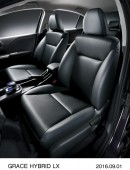 コンパクトセダン「GRACE(グレイス) HYBRID LX」の特別仕様車「STYLE EDITION」のインテリア（専用ブルーステッチコンビシート）。（写真提供：ホンダ）