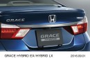 ホンダが2日に発売する、コンパクトセダン「GRACE(グレイス)」の特別仕様車「STYLE EDITION」のダーククロームメッキ・リアライセンスガーニッシュ。（写真提供：ホンダ）