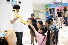 京都市伏見区の京都市青少年科学センターでは、京都市教育委員会の依頼を受けて毎年、京都の企業が持ち回りで製品を用いた子供向けのデモ機を展示している。写真はロームの「ORIZURU」に興味を示す子供たち 京都市伏見区の京都市青少年科学センターでは、京都市教育委員会の依頼を受けて毎年、京都の企業が持ち回りで製品を用いた子供向けのデモ機を展示している。写真はロームの「ORIZURU」に興味を示す子供たち