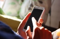 MMD研究所は、スマートフォンを所有する15歳～59の男女882人を対象に「カメラアプリの利用に関する調査」を実施した