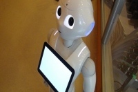 ソフトバンクグループのアスラテックは「Pepper」の介護施設への導入促進に向けて、ロボット遠隔操作システム「VRcon for Pepper」を使った検証を8月24～25日の間に実施した。  同検証内容は離れた場所にいる介護サービス利用者に対し、介護職員がVRcon for Pepperの活用でPepperを遠隔操作。コミュニケーションや見守りを実施するというもの。