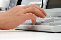 金融庁は、銀行法を改正することにより銀行の営業時間を実質自由化することを発表した。特に過疎地域店舗での営業時間短縮がかなうこととなれば、店舗の統廃合をまぬがれるという可能性が高い。この施策が利用者にとってのメリットを増やすのか動向が注目される。