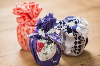 ラッシュ（LUSH）より、福島県飯舘村の女性たちの想いとともに生まれた「敬老の日」ギフト「KNOT WRAP キモノ」が限定４店舗にて登場。