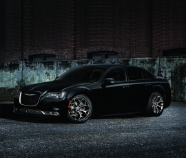 FCAジャパンが発売した「クライスラー 300S」の限定モデル「クライスラー 300S アロイエディション」(写真提供:FCAジャパン)。 FCAジャパンが発売した「クライスラー 300S」の限定モデル「クライスラー 300S アロイエディション」(写真提供:FCAジャパン)。