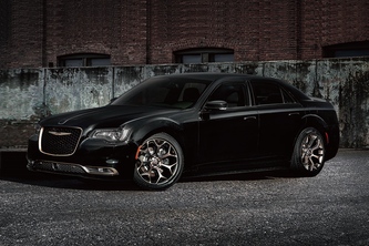 FCAジャパンが発売した「クライスラー 300S」の限定モデル「クライスラー 300S アロイエディション」（写真提供：FCAジャパン）。