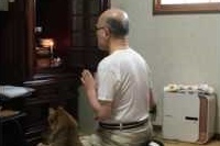 きちんとお座りをしてじっとお経を聞いているネコちゃん！！