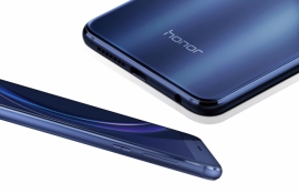 楽天が独占販売するファーウェイ社製の最新スマートフォン「honor 8」。(写真:ファーウェイの発表資料より) 楽天が独占販売するファーウェイ社製の最新スマートフォン「honor 8」。(写真:ファーウェイの発表資料より)