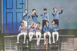 EXOが、バンコクの夜を銀色で染め、タイツアーの華麗な幕開けを行った。写真:SMエンターテインメント EXOが、バンコクの夜を銀色で染め、タイツアーの華麗な幕開けを行った。写真:SMエンターテインメント