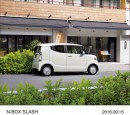 ホンダがマイナーモデルチェンジして9月16日に発売する軽乗用車「N-BOX SLASH」(G・Lパッケージ(FF)リアイメージ(プレミアムホワイト・パールII)オプション装着車)(写真提供:ホンダ) ホンダがマイナーモデルチェンジして9月16日に発売する軽乗用車「N-BOX SLASH」(G・Lパッケージ(FF)リアイメージ(プレミアムホワイト・パールII)オプション装着車)(写真提供:ホンダ)