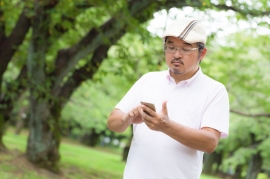 スマホはシニア層にも急速に普及していることが分かった。 スマホはシニア層にも急速に普及していることが分かった。