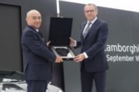 基本合意書に調印した三菱レイヨン社長とランボルギーニ社CEO（三菱レイヨン発表資料より）