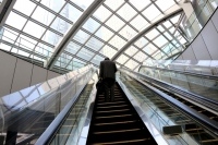 ネットリサーチのDIMSDRIVEでは、「防災対策」についてアンケートを実施。防災対策として備蓄しているものや、備蓄していない理由、安否確認の方法などについてまとめた。同アンケート結果によれば、防災用品や生活必需品を備蓄しているかという質問に対しては「備蓄している」が45.0%、「備蓄していない」が55.0%であった。