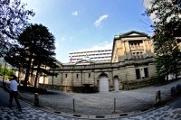 日銀は21日の金融政策決定会合で「物価上昇率の実績値が安定的に2%を超えるまで、通貨供給量(マネタリーベース)を増やし続けると約束する」と発表した