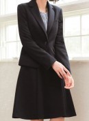 着用時にリラックス効果のある、はるやま商事の女性向けストレス対策スーツ「ファイテンニット　ウォッシャブルセットアップ」（はるやま商事の発表資料より）