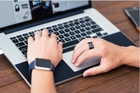 ランサーズでは地方在住者に向けたクラウドソーシングを利用した「フリーランス遠隔授業」を開始した。テレビ会議システムを利用したライブ型配信で、現役のフリーランス講師が実体験に基づいたノウハウなどを主婦や若者などの働きたい人たちへ提供していく。