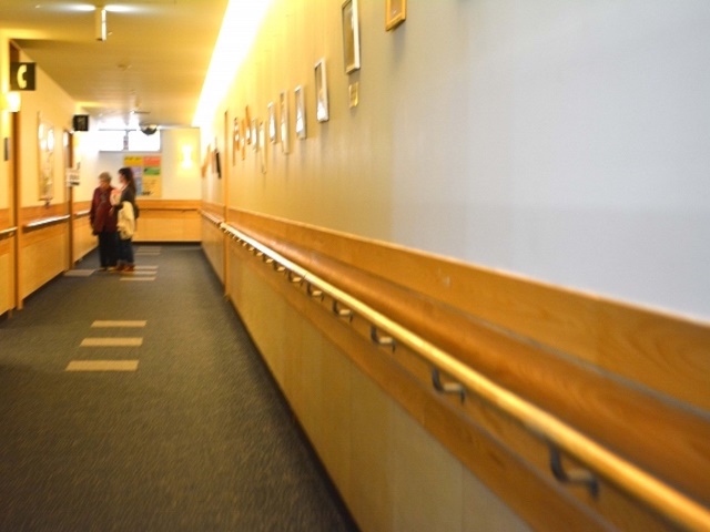 遠隔操作の手術ロボットによる目の内部の手術が英国で成功し、70歳の患者が視力を取り戻した。患者は網膜疾患で右目中央の視野が欠けていたという。日本国内でもロボットの普及と開発が活発化している。