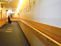 遠隔操作の手術ロボットによる目の内部の手術が英国で成功し、70歳の患者が視力を取り戻した。患者は網膜疾患で右目中央の視野が欠けていたという。日本国内でもロボットの普及と開発が活発化している。