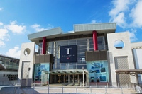 ジェイティービー（JTB）は、訪日外国人旅行者向け観光案内所「ツーリストインフォメーションセンターT ギャラリア 沖縄（TIC沖縄）」を10月1日に「DFS T ギャラリア 沖縄」内でオープンする。写真は、DFS T ギャラリア沖縄の外観（JTBの発表資料より）。