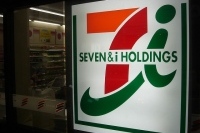 国内コンビニ業界でトップを走るセブンイレブンの古屋一樹社長は、米国子会社の出店戦略について現在の8,500店舗を将来的には2万店まで拡大できるとした。国内も今後3年程度は積極的に新規出店を進める方針で、来年には2万店に達する見込み。