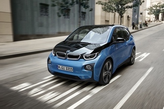 ビー・エム・ダブリュー（BMW）が10月1日に発売する電気自動車「BMW i3」の新型モデル（写真提供：BMW）