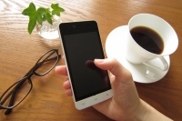 東京ガスが格安スマートフォン市場に参入する。通信会社と手を組み、傘下のガス機器販売会社で販売するという。今年4月に始まった電力自由化と来年開始予定の都市ガス自由化が背景にあり、競争が激化しているのが現状だ。