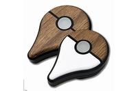 モンスターボールを模した形状と配色がやや目立つ「ポケモンGOプラス」の色や風合いをカスタマイズできるスキンシールをご紹介します。