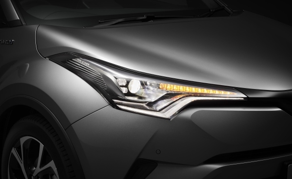 トヨタ自動車が28日に日本仕様の概要を初公開した新型車「C-HR」（写真提供：トヨタ自動車）