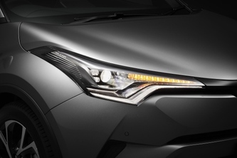 トヨタ自動車が28日に日本仕様の概要を初公開した新型車「C-HR」（写真提供：トヨタ自動車）