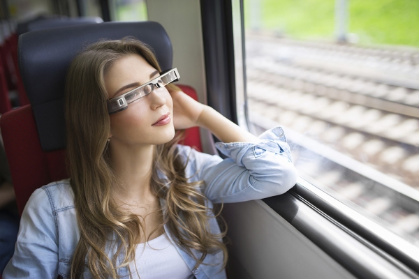 エプソンのスマートグラス「MOVERIO（モベリオ）」の利用イメージ（写真提供：エプソン）