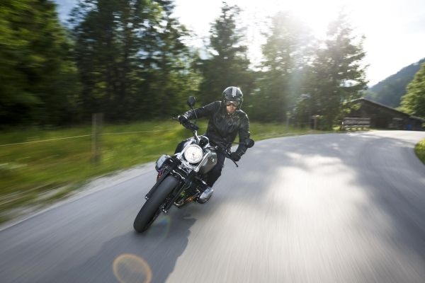 ビー・エム・ダブリューは新ヘリテイジモデル「新型BMW R nineT スクランブラー」を10月14日に販売開始する。（写真提供：BMW）